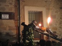 Hermanos de la cofradía del Cristo Negro de Cáceres desfilan este año tras veintiséis años de espera