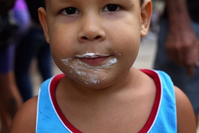 Niño cubano comiendo