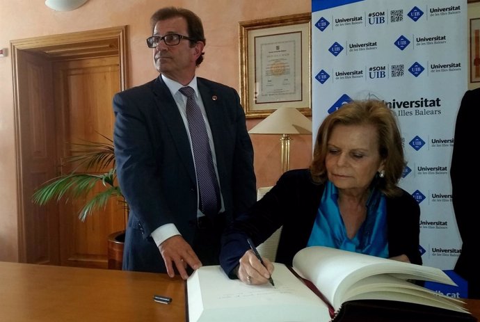 Carme Riera firma en el libro de la UIB con Llorenç Huguet 