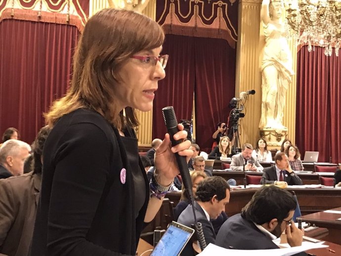 Laura Camargo en el pleno del Parlament