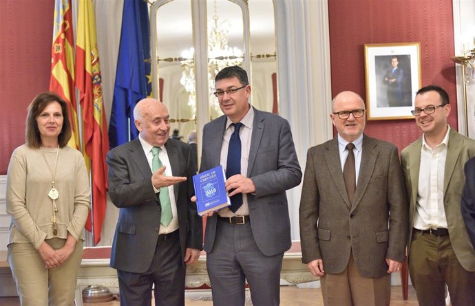 El Síndic de Greuges entrega la memoria de 2016 en las Corts