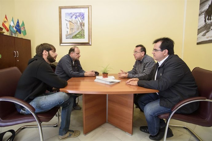 El diputado de Cultura y 'Filming Almería', con el equipo de la película.