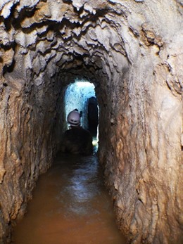 Exploración de las galerías de Carmona.