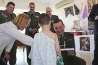 Los menores ingresados en el Materno Infantil de Málaga reciben la visita de la Brigada Paracaidista y las Fusionadas