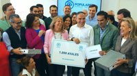 PP de Marbella entrega a Bendodo 1.100 avales para su candidatura a renovar la Presidencia del partido