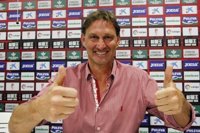 Tony Adams: "Vengo a patear el culo a los futbolistas para que espabilen"