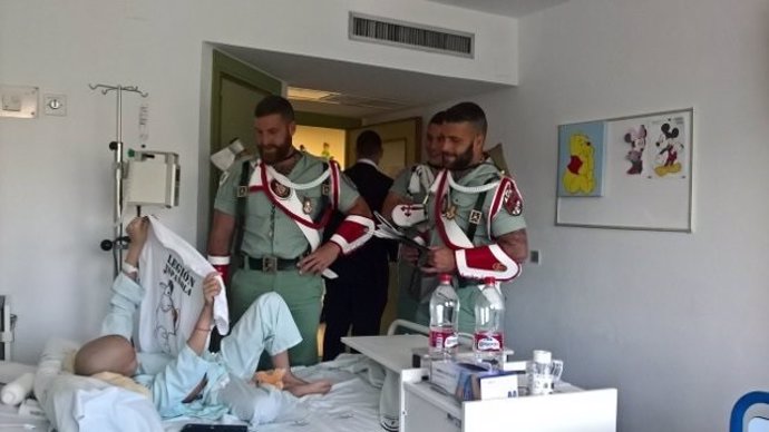 Visita de la Legión al Hospital Materno Infantil de Málaga