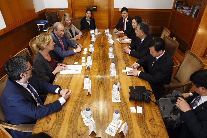 Reunión de la consejera Marta Gastón con la delegación de esta ciudad china