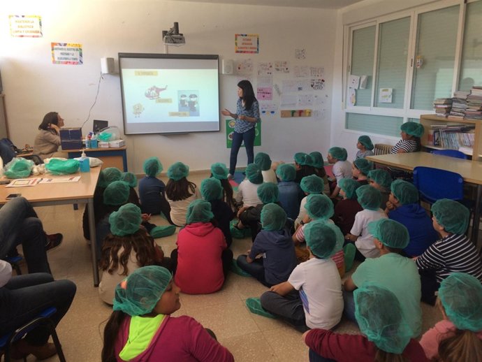 Escolares participan en uno de los talleres sobre promoción de la salud.
