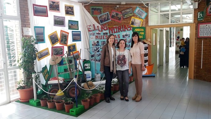 La delegada de Educación visita un centro público