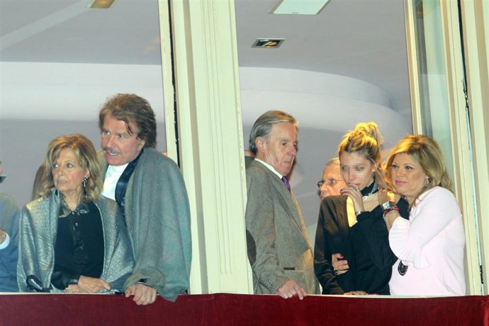 Maria teresa camposy terelu campos junto a familiares y Bigote Arrocet y la hija