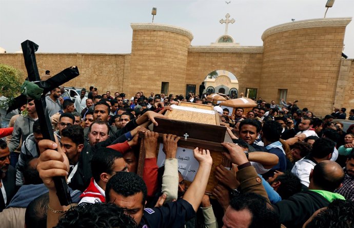 Familiares de las víctimas atentado en una iglesia copta en Alejandría 