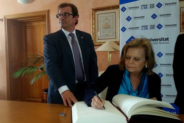 Carme Riera signa en el llibre de la UIB 