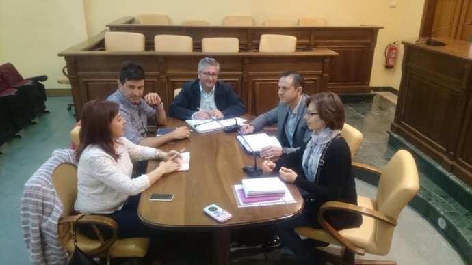 Representantes de Andalucía Emprende y del Ayuntamiento de Lucena