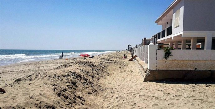 Cordón de arena en la zona de los chalés de La Antilla. 