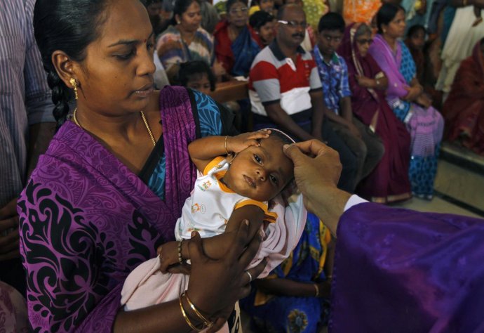 Madre india y su hijo bebé en India 