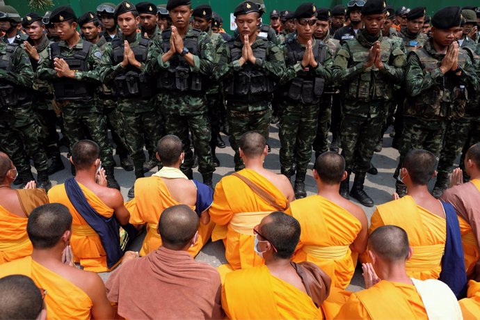 Monjes budistas se enfrenten a la Policía tailandesa por Phra Dhammachayo 