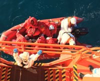 Dos fallecidos y un desaparecido tras volcar una patera en la Isla de Alborán