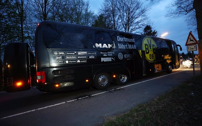 El autobús del Dortmund quedó seriamente dañado