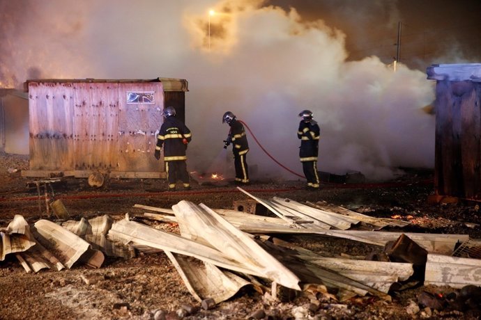 Incendio en un campamento de refugiados en el norte de Francia 