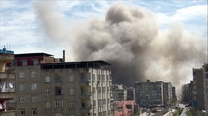 Humo tras una explosión en Diyarbakir, en el sureste de Turquía