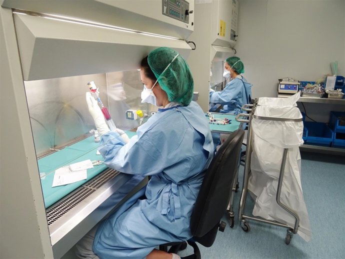 Sala limpia de preparación de tratamientos de quimioterapia.