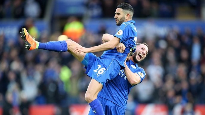 Mahrez celebra un gol de Leicester