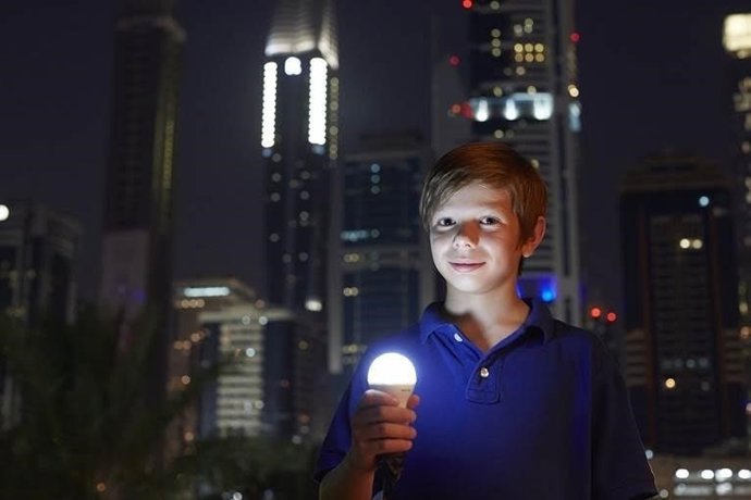 Niño iluminación bombilla 