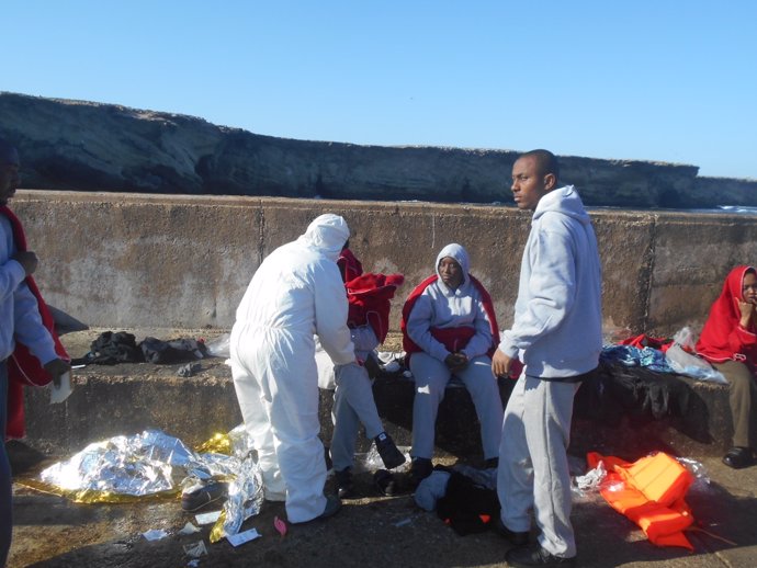           Efectivos De La Armada Atienden A Los Supervivientes Del Naufragio Mor