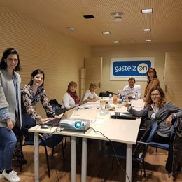 Representants de la delegació catalana amb membres de Gasteiz On a Vitòria 
