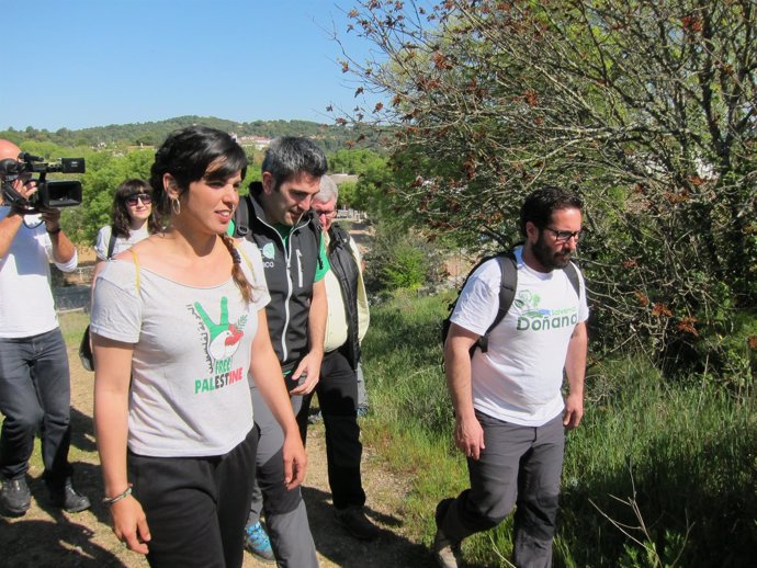 Teresa Rodríguez en el recorrido por un sendero en Trassierra