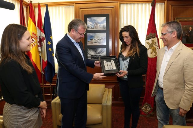 Silván entrega una placa de homenaje a Yohanna Alonso