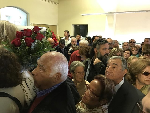 Visitantes al Ayuntamiento de Esplugues al exponerse las cenizas de Carme Chacón