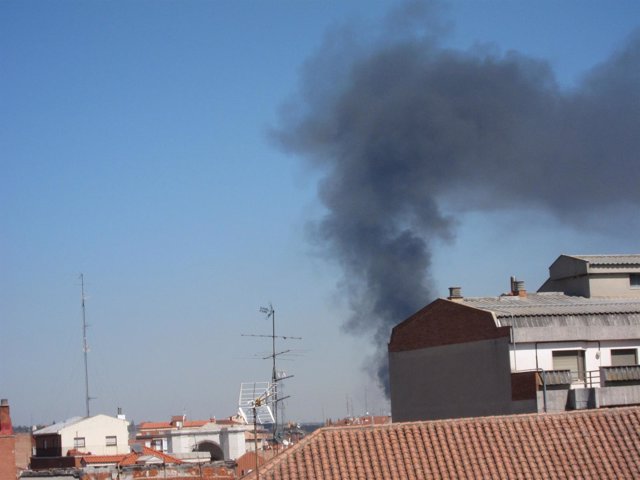 Columna de humo originada por el inciendio en un taller de neumáticos