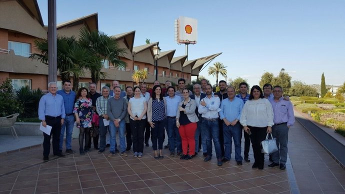 Miguel Moreno (c) tras una reunión con miembros del PP que apoyan su candidatura