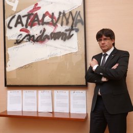 El president de la Generalitat C.Puigdemont amb les notificacions del TC