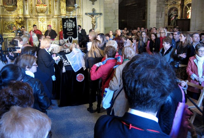 Los logroñeses han acudido en masa a la Limpieza del Cristo
