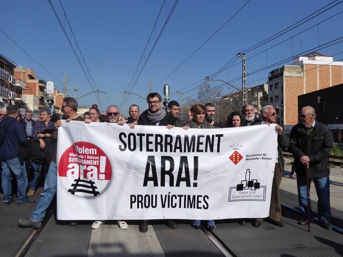 Concentración silenciosa en las vías del tren de Montcada 