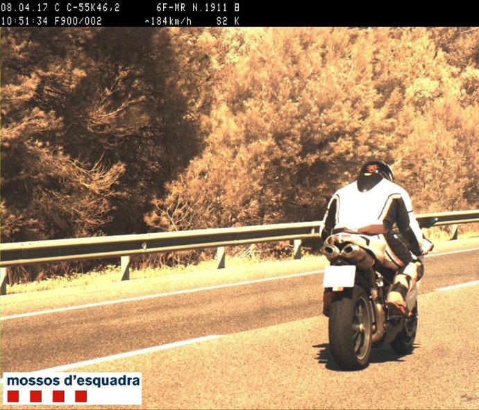Moto duplicant la velocitat a la C-55 a Súria