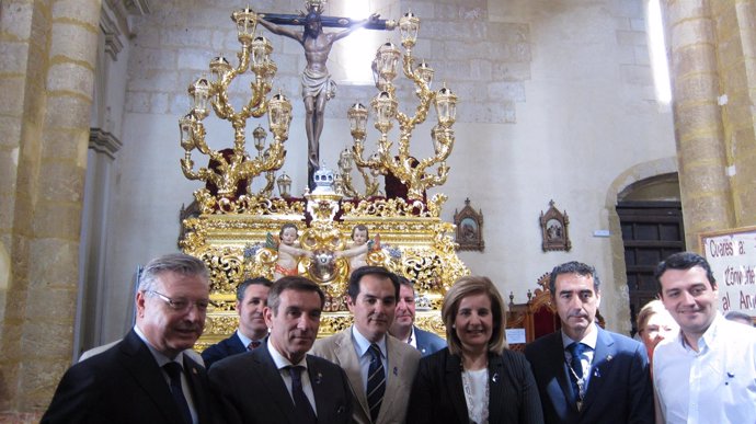 Fátima Báñez y José Antonio Nieto en la hermandad de la Misericordia