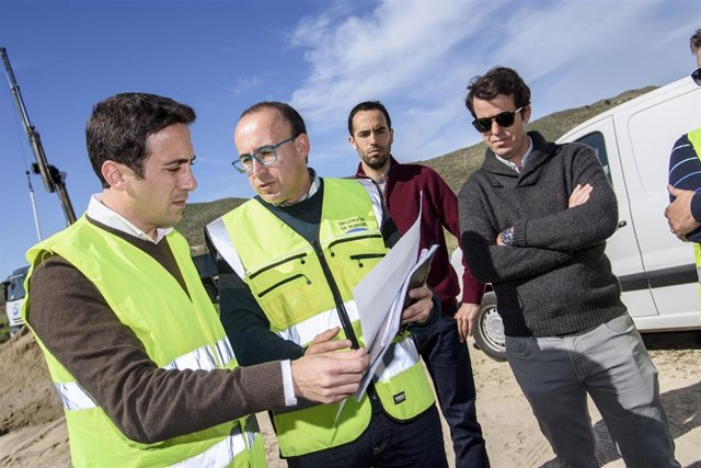 El diputado Óscar Liria, durante una visita al sondeo 'La Mela' de Sorbas.