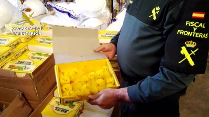 La Guardia Civil interviene 15.000 juguetes de monas de Pascua