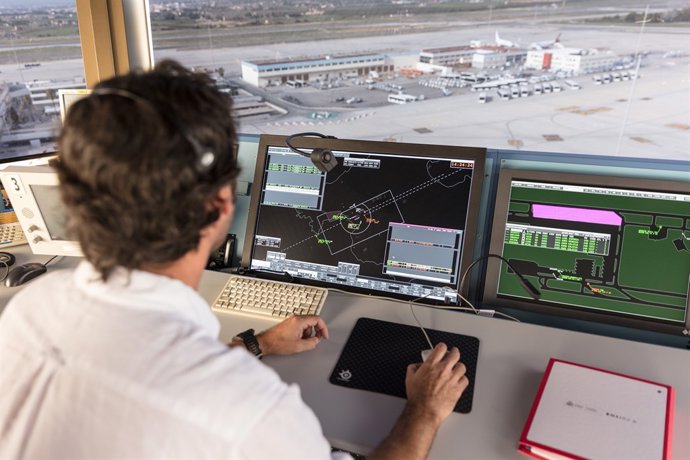 Controlador aeri en torre de control de l'Aeroport de Palma