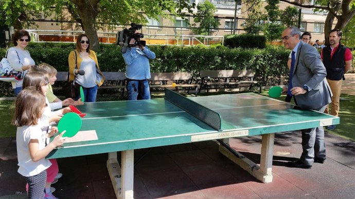 Rafael van Grieken visita las instalaciones deportivas del Canal de Isabel II