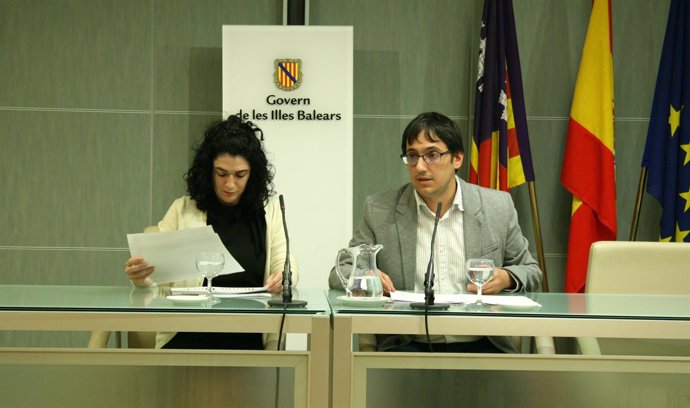 La directora general de Trabajo, Isabel Castro, y el conseller Iago Negueruela