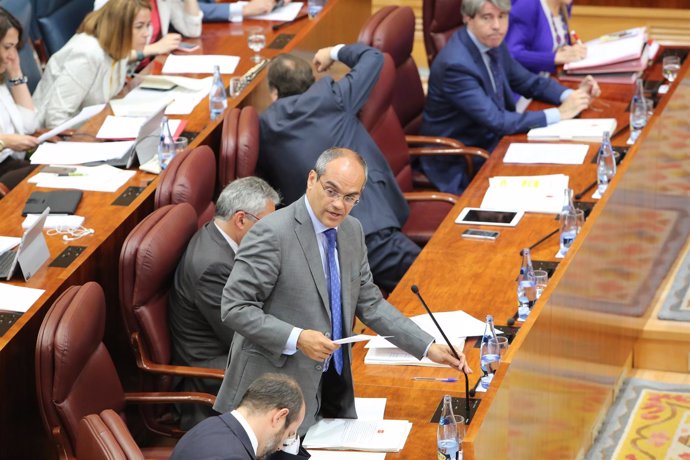 El consejero Rafael Van Grieken en la Asamblea de Madrid