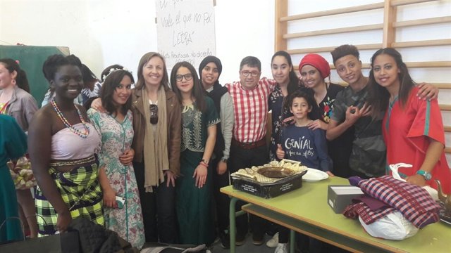 La delegada de Educación visita un colegio en Las Norias