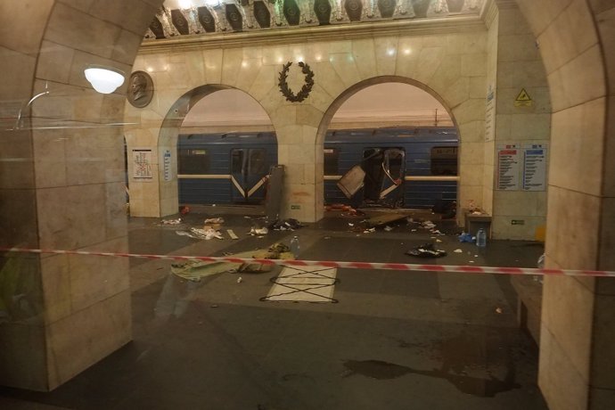 Tren dañado tras el atentado en san Petersburgo, Rusia