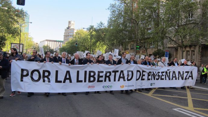 Manifestación a favor de la enseñanza concertada en Zaragoza