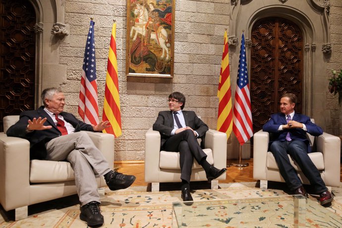 Dana Rohrabacher, Carles Puigdemont y Brian Higgins en la Generalitat